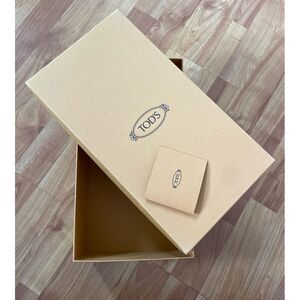 Tod's empty shoe box‎
